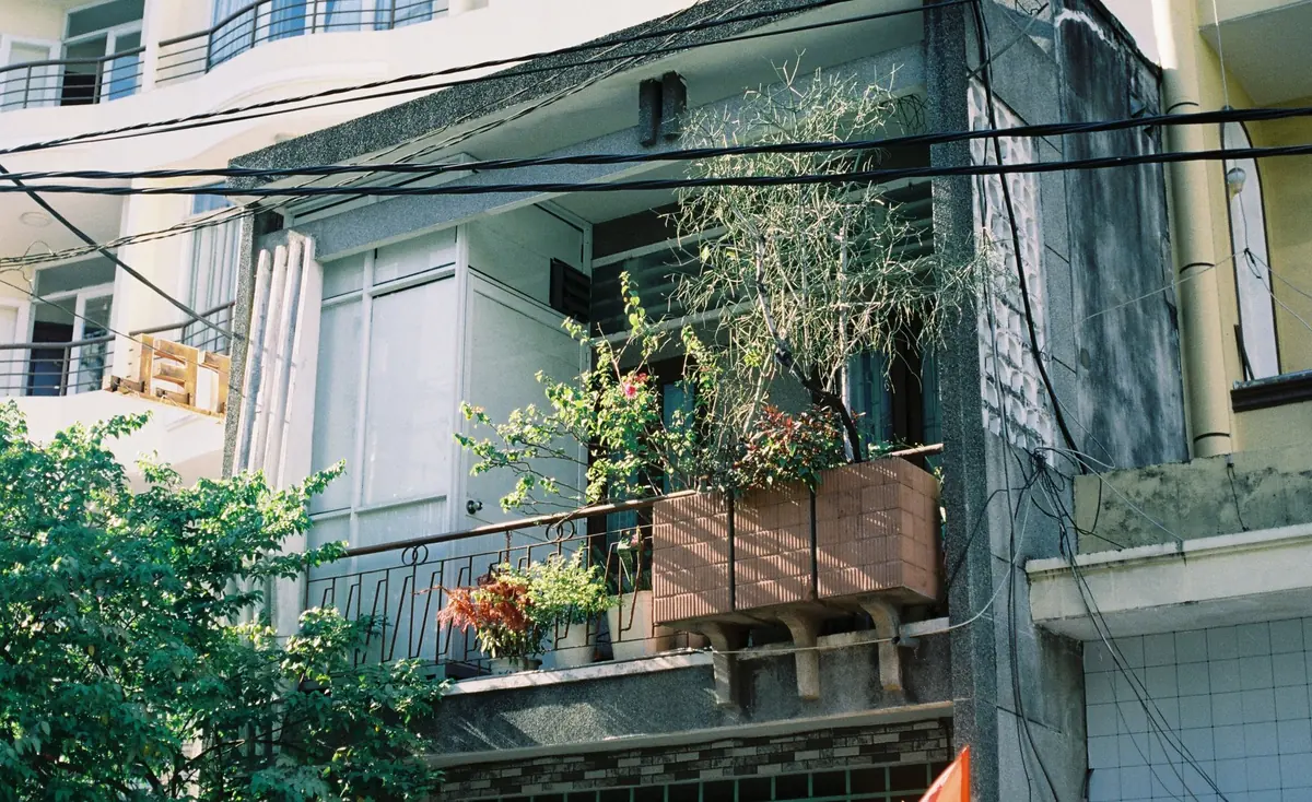 Góc ban công phố Việt phủ kín cây xanh